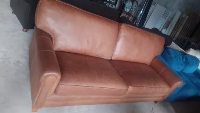 Sofá de Couro Caramelo Com Puff Quadrado