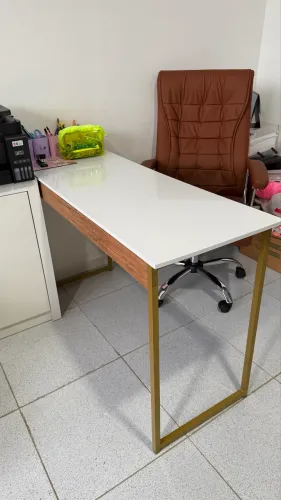 Mesa de Escritório Moderna Branca com Estrutura Dourada - Semi Nova