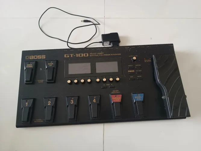 Pedaleira GT 100 Boss ( Usado) SÓ VENDA