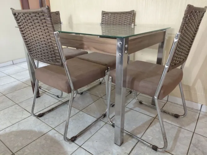 Vendo jogo de mesa com 4 cadeiras. R$ 450,00