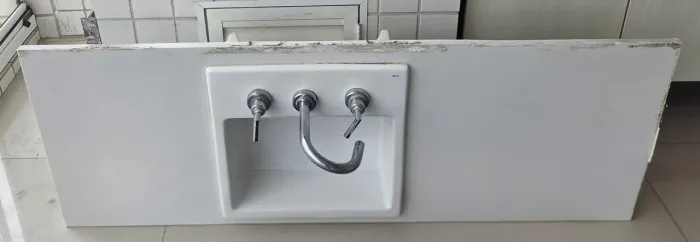 Pia com bancada e torneira deca de quartzo branco