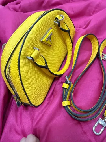 Bolsa Guess pequena amarela- edição limitada- preço caiu ?