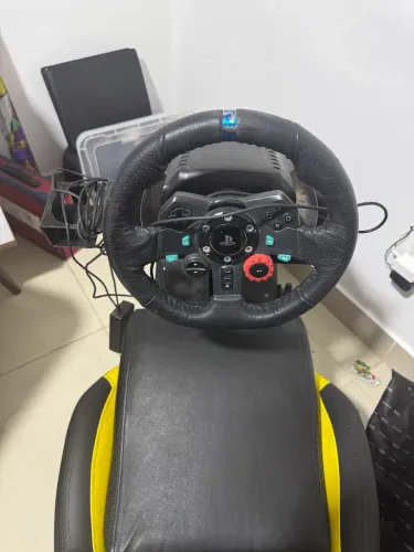 Volante G29 Longitech com base de pedais incluído