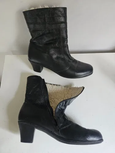 Bota peluciada cano baixo