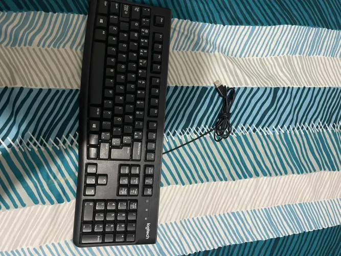 Vendo teclado Logitech USB com fio, layout ABNT2 ), em excelente estado de conservação