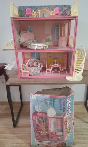 Casa dos Sonhos da Barbie Estrela Anos 80 com "caixa" e móveis.