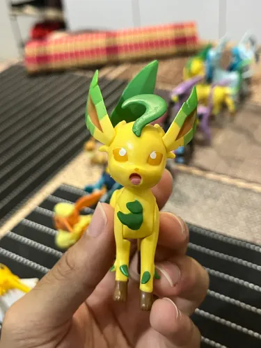Boneco Pokémon - Leafeon