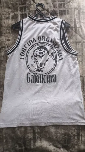 Regata Galoucura anos 2000 tamanho P mais veste M, com alguns detalhes