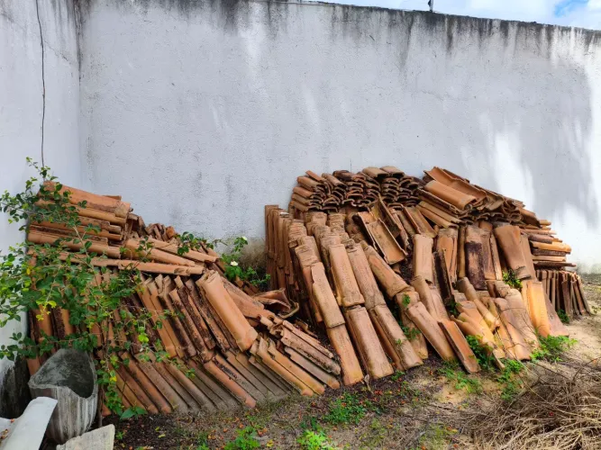 Doação de telhas de barro pra retirada