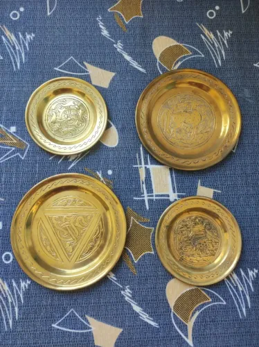 Conjunto 4 Pratinhos Árabes em Latão Cinzelado à Mão - Caligrafia Árabe e Animais