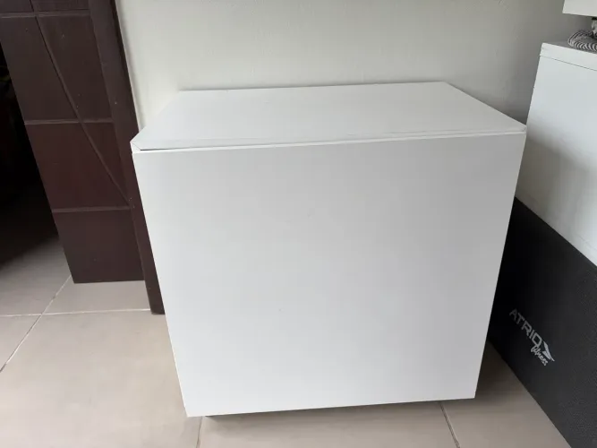 Balcão branco em bom estado.