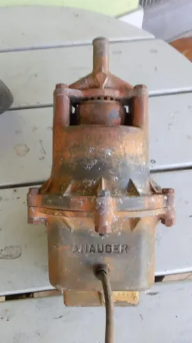 Bomba Submersa Vibratória Anauger para Poço - Funcionando