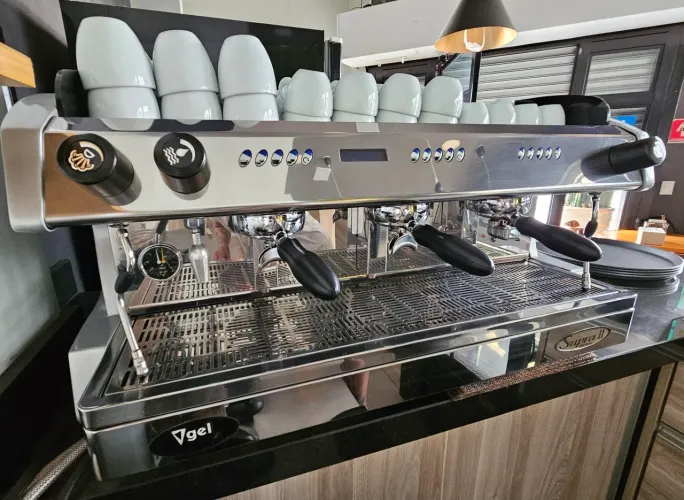 Cafeteira e Moinho Profissional com Acessórios