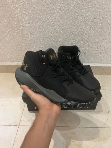 Tenis Under Armour Jet 21 Blackgold