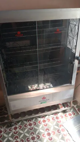 Maquina de assar galeto em perfeito estado.