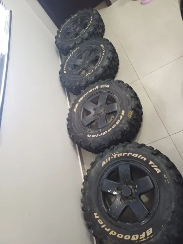 Rodas TR4 com pneus Mutante 245/70 R16