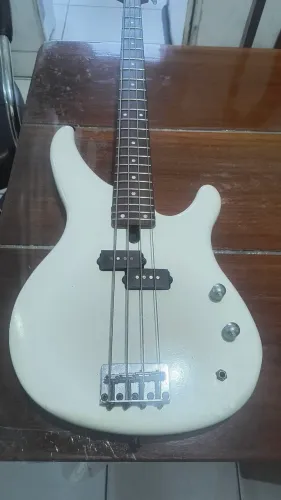 Baixo Yamaha trbx 174 com 24 trastes