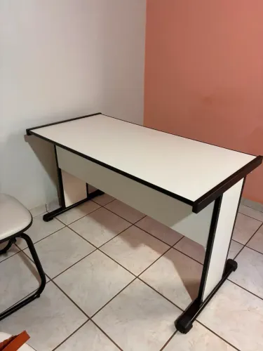 Mesa de escritório branca com 2 cadeiras