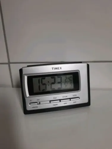 Antigo relógio de mesa timex