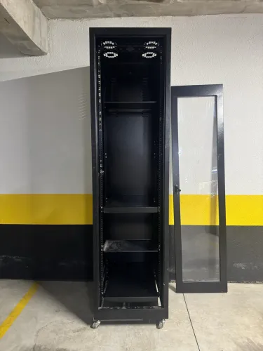 Rack de Piso para servidor - em ótimo estado. 