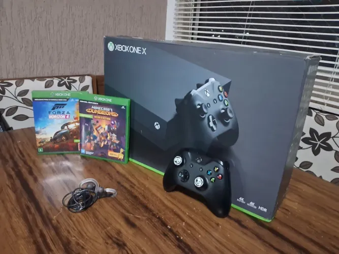 Xbox One X 1TB + Controle + Caixa + fone qkz + Forza Horizon 4 e Minecraft Dungeons