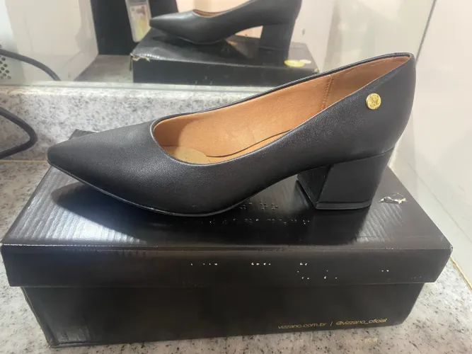 Vendo Sapato VIZZANO novo na caixa, sem uso. 36 e 38