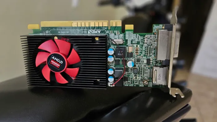 Placa de Vídeo AMD Radeon R5 430 2GB GDDR5 - Perfil Baixo