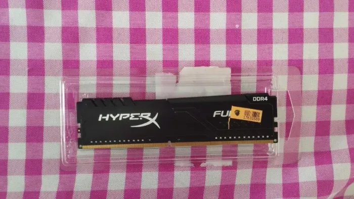 Memória RAM 8GB DDR4 2400MHz.