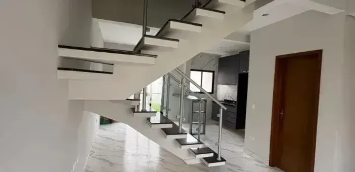 SOBRADO NOVO EM REGIÃO CENTRAL