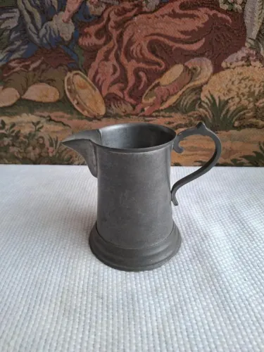 Jarra de estanho decorativa
