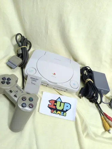 Videogame antigo Ps one. Completo e lendo.