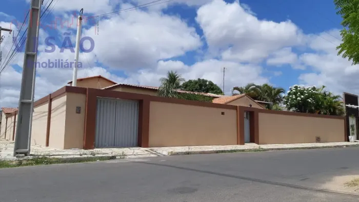 VENDE-SE CASA DE ESQUINA NO BAIRRO AEROPORTO - MOSSORÓ/RN