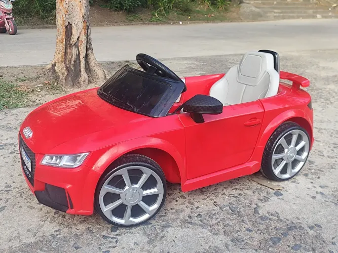 CARINHO ELÉTRICO INFANTIL AU DI TT 12V COM BATERIA NOVA E CONTROLE