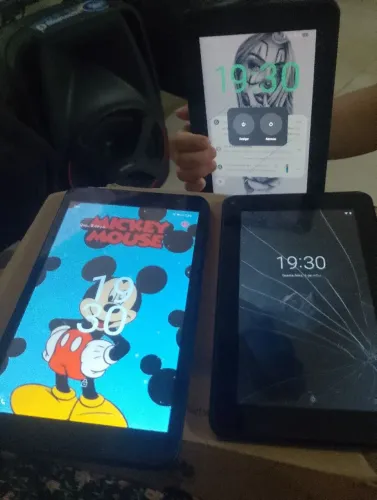 Três tablet com o toque sem funcionar mas compensa ageita