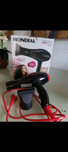 Secador 220V, usado pouquíssimas vezes. Ótimo estado de conservação.