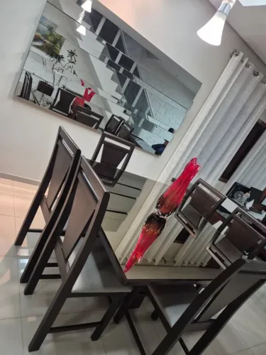 1 mesa com 6 cadeiras recém reformadas, 1 aparador e espelho decorativo abstrato.