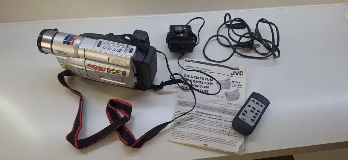 Filmadora JVC GR-SXM757 com acessórios e manual. Bateria não carrega