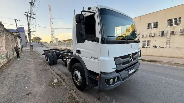 Caminhão ano 2019 Mercedes Atego 2426