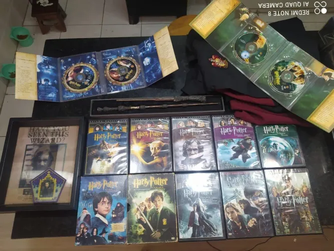 Kit Harry Potter Varinha Dumbledore Capa Grifinoria Filmes DVD Quadro Original do Parque