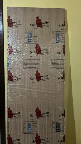 Marceneiro assenta portas