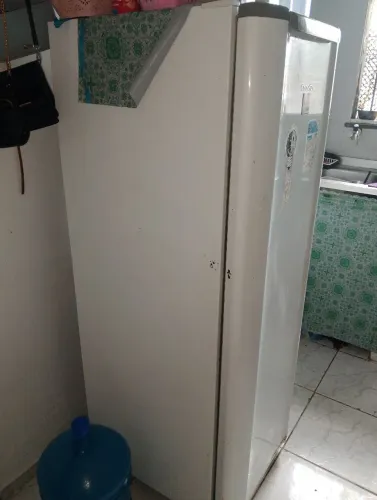 Vende-se essa geladeira ou troco por uma bicicleta