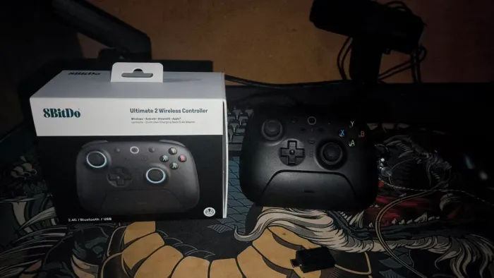 Controle 8bitdoo Ultimate 2C, com dock de carregamento. Com defeito no "LB"