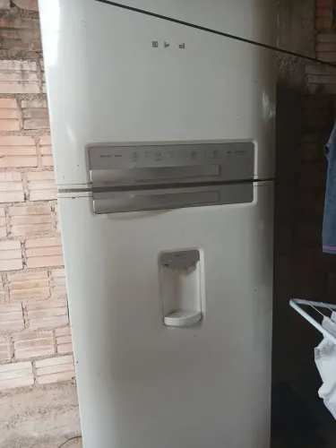 Vende se ela geladeira
