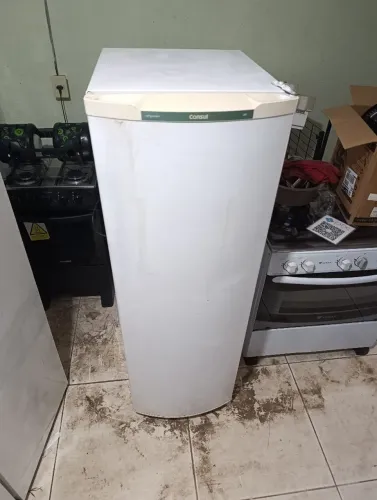 Vendo uma geladeira consul funcionando perfeitamente bairro nova Almeida serra *