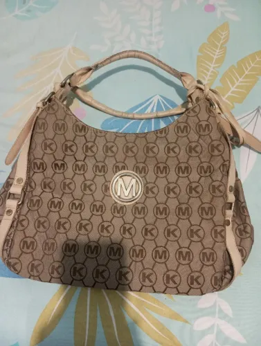 Vendo essa bolsa de marca europeia semi nova da marca Maycon Kors 120 reais 