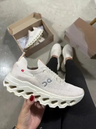 TÊNIS ON CLOUD RUNNING BEGE UNISSEX