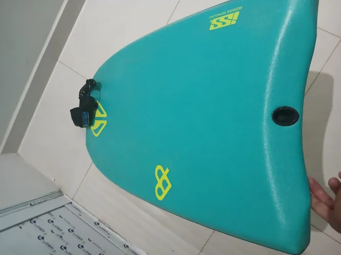 Bodyboard NMD ISS, bloco PP fundo surly. Chave em alumínio + leash Gênesis.
