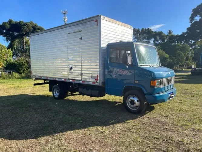 mercedes benz mb 710 plus ano 2008 com baú