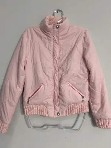 ? Jaqueta Puffer Rosa Bebê com Detalhes em Tricô - Tamanho M
