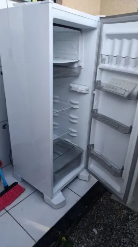 Geladeira Esmaltec, com 1 ano e meio de uso, 700 para retirada no local